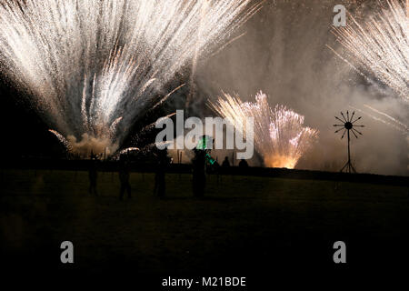 Marsden, UK Feuerwerk Signal das Ende der Schlacht zwischen der Grüne Mann und Jack Frost am Imbolc Festival in Marsden, 3. Februar 2018 (C) Barbara Cook/Alamy Live News Credit: Barbara Koch/Alamy leben Nachrichten Stockfoto