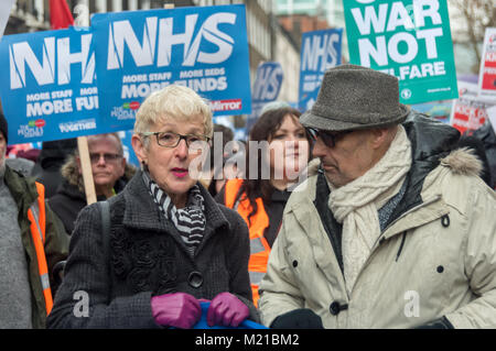 London, Großbritannien. 3. Februar 2018. Unite Stellvertretende Generalsekretärin Gail Cartmail hält die Fahne an der Vorderseite des Zehntausende in Unterstützung des NHS marschieren durch London zu einer Kundgebung in der Downing Street mit der Aufforderung an die Regierung, "die Schuld zu geben Patienten, Krankenschwestern, Ärzte, Immigranten, Grippe und die älteren Menschen für die Krise im Gesundheitswesen und es richtig zu finanzieren und es wieder in öffentliche Hände bringen aus den Abfällen und Forderungen des privaten Profits. Outsourcing von Dienstleistungen hat die Effizienz des NHS beschädigt und erstellt gefährlich niedrigen Hygienestandards, während teure PFI Bauverträge hav Stockfoto