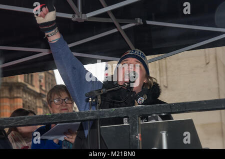 London, Großbritannien. 3. Februar 2018. Paula Peters der DPAC-(behinderte Menschen gegen Sozialabbau) endet Ihre Rede mit erhobener Faust in der Downing Street Rally nach dem Ende des März von Zehntausenden durch London in Unterstützung des NHS, der die Regierung, "die Schuld zu geben Patienten, Krankenschwestern, Ärzte, Immigranten, Grippe und die älteren Menschen für die Krise im Gesundheitswesen und es richtig zu finanzieren und es wieder in öffentliche Hände bringen aus den Abfällen und Forderungen des privaten Profits. Outsourcing von Dienstleistungen hat die Effizienz des NHS beschädigt und erstellt gefährlich niedrigen Hygienestandards, während teure Stockfoto