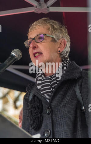 London, Großbritannien. 3. Februar 2018. Gail Cartmail, Stellvertretender Generalsekretär der Unite und TUC EG-Mitgliedstaaten spricht an der Downing Street Rally nach dem Ende des März von Zehntausenden durch London in Unterstützung des NHS, der die Regierung, "die Schuld zu geben Patienten, Krankenschwestern, Ärzte, Immigranten, Grippe und die älteren Menschen für die Krise im Gesundheitswesen und es richtig zu finanzieren und es wieder in öffentliche Hände bringen aus den Abfällen und Forderungen des privaten Profits. Outsourcing von Dienstleistungen hat die Effizienz des NHS beschädigt und erstellt gefährlich niedrigen Hygienestandards, während teure PFI buildi Stockfoto