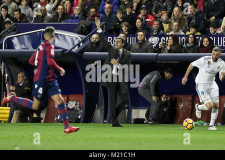 Valencia, Spanien. 03 Feb, 2018. JUAN RAMON LOPEZ MU" IZ (C) Gesten während der spanischen La Liga Match zwischen Levante UD vs Real Madrid im Ciutat de Valencia Stadion am 3. Februar 2018. Credit: Gtres Información más Comuniación auf Linie, S.L./Alamy leben Nachrichten Stockfoto