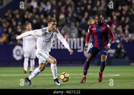 Valencia, Spanien. 03 Feb, 2018. CRISTIANO RONALDO in Aktion gegen CHEIK DOUKOURE während der spanischen La Liga Match zwischen Levante UD vs Real Madrid im Ciutat de Valencia Stadion am 3. Februar 2018. Credit: Gtres Información más Comuniación auf Linie, S.L./Alamy leben Nachrichten Stockfoto