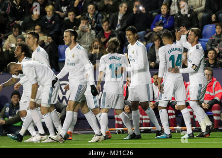 Valencia, Spanien. 03 Feb, 2018. SERGIO RAMOS Feiern nach dem Scoring der 0-1 Ziel mit seinen Mannschaftskameraden während der spanischen La Liga Match zwischen Levante UD vs Real Madrid im Ciutat de Valencia Stadion am 3. Februar 2018. Credit: Gtres Información más Comuniación auf Linie, S.L./Alamy leben Nachrichten Stockfoto