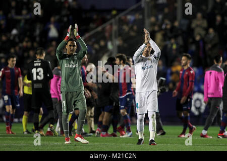 Valencia, Spanien. 03 Feb, 2018. KEYLOR NAVAS (L) und Sergio Ramos saludate nach der spanischen La Liga Match zwischen Levante UD vs Real Madrid im Ciutat de Valencia Stadion am 3. Februar 2018. Credit: Gtres Información más Comuniación auf Linie, S.L./Alamy leben Nachrichten Stockfoto