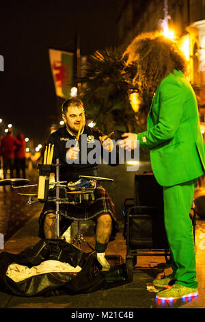 Vereinigtes Königreich, Wales. 03. Februar 2018. "Jolly Green Schlagzeuger" Cliff Collings unterhält auf St. Mary's Street, Cardiff. Stockfoto