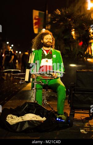 Vereinigtes Königreich, Wales. 03. Februar 2018. "Jolly Green Schlagzeuger" Cliff Collings unterhält auf St. Mary's Street, Cardiff. Stockfoto