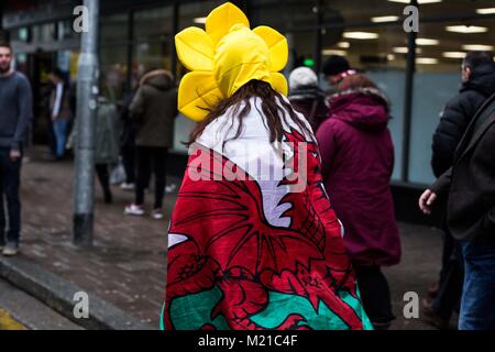 Vereinigtes Königreich, Wales. 03. Februar 2018. Ein Waliser Lüfter macht ihren Weg zum Stadion, um das Spiel zu sehen. Credit: Lorna Cabble/Alamy leben Nachrichten Stockfoto