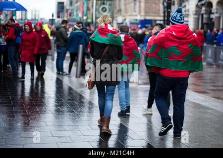 Vereinigtes Königreich, Wales. 03. Februar 2018. Waliser Fans machen sich auf den Weg zum Stadion im Regen. Credit: Lorna Cabble/Alamy leben Nachrichten Stockfoto