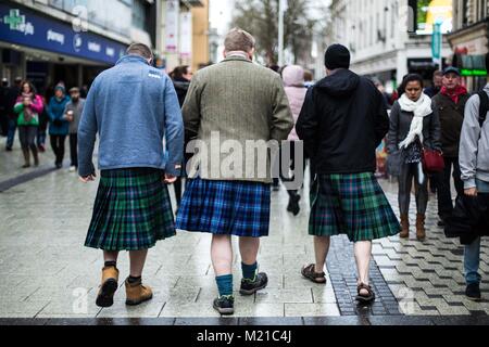 Vereinigtes Königreich, Wales. 03. Februar 2018. Schottische Fans machen sich auf den Weg zum Stadion im Regen. Credit: Lorna Cabble/Alamy leben Nachrichten Stockfoto