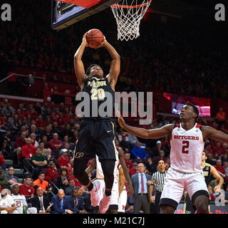 Piscataway, New Jersey, USA. 3 Feb, 2018. Purdue Kesselschmiede guard Nojel Östlichen (20) Geht für einen Dunk als Rutgers Scarlet Knights center Shaquille Doorson (2) in der ersten Hälfte an der Rutgers Athletic Center in Piscataway, New Jersey aussieht. Duncan Williams/CSM/Alamy leben Nachrichten Stockfoto