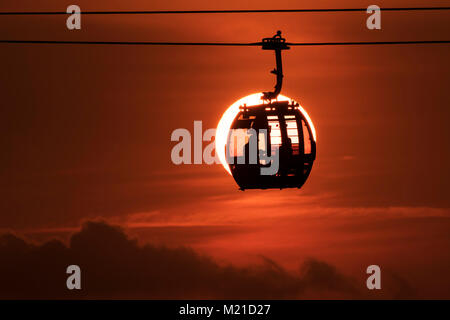 Peking, China. 31 Jan, 2018. Sonne macht eine Silhouette der Seilbahn, wie es in Singapur am 31.01.2018. Credit: Dann Chih Wey/Xinhua/Alamy leben Nachrichten Stockfoto