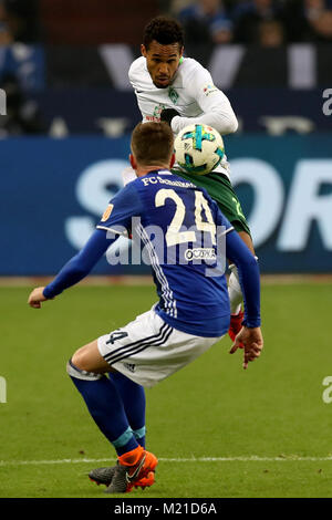 Gelsenkirchen, Deutschland. 3 Feb, 2018. Theodor Gebre Selassie von Bremen (Oben) konkurriert beim Bundesligaspiel zwischen dem FC Schalke 04 und dem SV Werder Bremen in Gelsenkirchen, Deutschland, Jan. 3, 2018. Schalke 04 verlor 1-2. Quelle: Joachim Bywaletz/Xinhua/Alamy leben Nachrichten Stockfoto