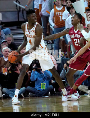 Feb 3, 2018. Mohamed Bamba #4 der Texas Longhorns in Aktion die Oklahoma Sooners am Frank Erwin Center in Austin Texas vs. Texas Niederlagen Oklahoma 79-74. Robert Backman/Cal Sport Media. Credit: Cal Sport Media/Alamy leben Nachrichten Stockfoto