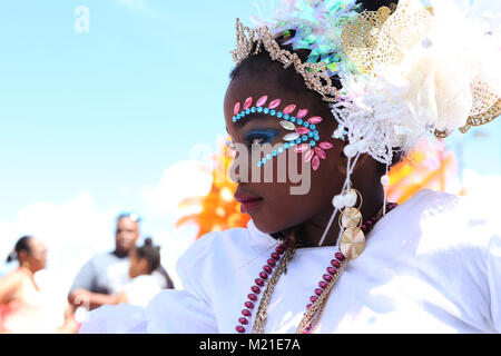 PORT OF SPAIN, Trinidad - Feb 03: Junge maskierten während der jährlichen Rote Kreuz Junior Karneval Wettbewerb in der Queen's Park Savannah am Feb 03, in Port of Spain, Trinidad 2018 durchführen. (Foto von Sean Drakes/Alamy Live-Nachrichten) Stockfoto