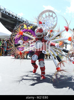 PORT OF SPAIN, Trinidad - Feb 03: Junge maskierten während der jährlichen Rote Kreuz Junior Karneval Wettbewerb in der Queen's Park Savannah am Feb 03, in Port of Spain, Trinidad 2018 durchführen. (Foto von Sean Drakes/Alamy Live-Nachrichten) Stockfoto