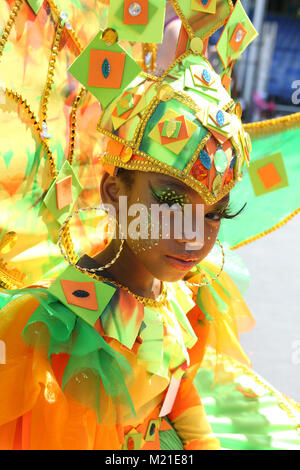 PORT OF SPAIN, Trinidad - Feb 03: Junge maskierten während der jährlichen Rote Kreuz Junior Karneval Wettbewerb in der Queen's Park Savannah am Feb 03, in Port of Spain, Trinidad 2018 durchführen. (Foto von Sean Drakes/Alamy Live-Nachrichten) Stockfoto