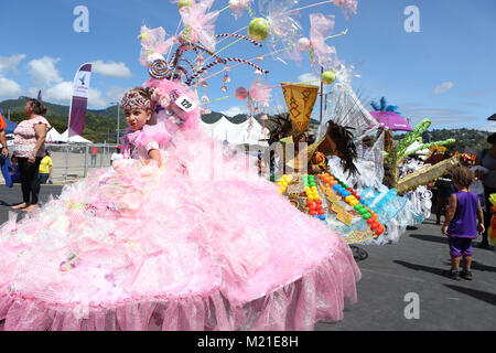 PORT OF SPAIN, Trinidad - Feb 03: Junge maskierten während der jährlichen Rote Kreuz Junior Karneval Wettbewerb in der Queen's Park Savannah am Feb 03, in Port of Spain, Trinidad 2018 durchführen. (Foto von Sean Drakes/Alamy Live-Nachrichten) Stockfoto