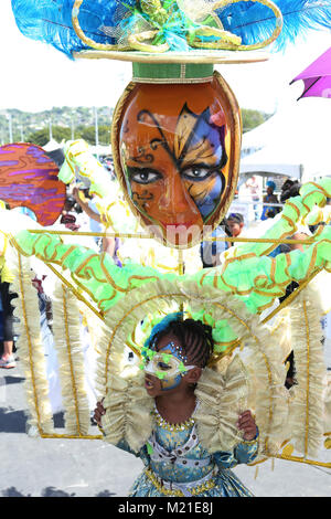 PORT OF SPAIN, Trinidad - Feb 03: Sinai George, 7, führt während der jährlichen Rote Kreuz Junior Karneval Wettbewerb in der Queen's Park Savannah am Feb 03, in Port of Spain, Trinidad 2018. (Foto von Sean Drakes/Alamy Live-Nachrichten) Stockfoto