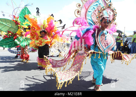 PORT OF SPAIN, Trinidad - Feb 03: Junge maskierten während der jährlichen Rote Kreuz Junior Karneval Wettbewerb in der Queen's Park Savannah am Feb 03, in Port of Spain, Trinidad 2018 durchführen. (Foto von Sean Drakes/Alamy Live-Nachrichten) Stockfoto