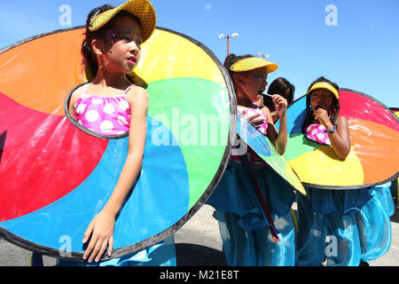 PORT OF SPAIN, Trinidad - Feb 03: Junge maskierten während der jährlichen Rote Kreuz Junior Karneval Wettbewerb in der Queen's Park Savannah am Feb 03, in Port of Spain, Trinidad 2018 durchführen. (Foto von Sean Drakes/Alamy Live-Nachrichten) Stockfoto