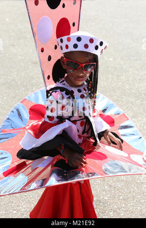 PORT OF SPAIN, Trinidad - Feb 03: junge Masquerader führt während der jährlichen Rote Kreuz Junior Karneval Wettbewerb in der Queen's Park Savannah am Feb 03, in Port of Spain, Trinidad 2018. (Foto von Sean Drakes/Alamy Live-Nachrichten) Stockfoto