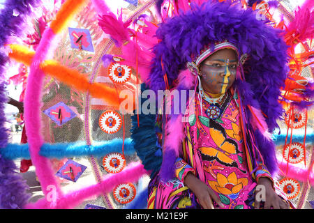 PORT OF SPAIN, Trinidad - Feb 03: Junge maskierten während der jährlichen Rote Kreuz Junior Karneval Wettbewerb in der Queen's Park Savannah am Feb 03, in Port of Spain, Trinidad 2018 durchführen. (Foto von Sean Drakes/Alamy Live-Nachrichten) Stockfoto