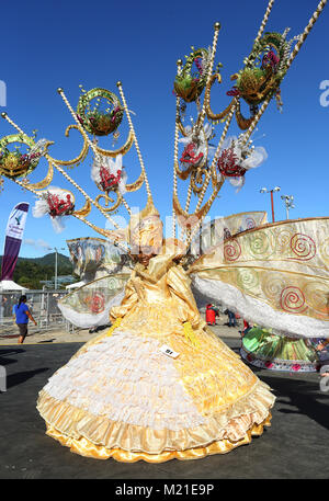 PORT OF SPAIN, Trinidad - Feb 03: Junge maskierten während der jährlichen Rote Kreuz Junior Karneval Wettbewerb in der Queen's Park Savannah am Feb 03, in Port of Spain, Trinidad 2018 durchführen. (Foto von Sean Drakes/Alamy Live-Nachrichten) Stockfoto