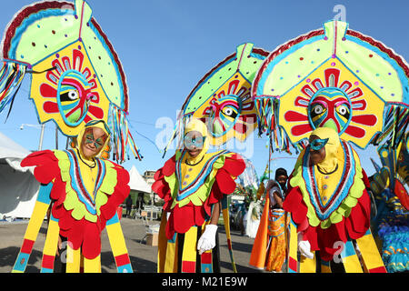 PORT OF SPAIN, Trinidad - Feb 03: Junge maskierten während der jährlichen Rote Kreuz Junior Karneval Wettbewerb in der Queen's Park Savannah am Feb 03, in Port of Spain, Trinidad 2018 durchführen. (Foto von Sean Drakes/Alamy Live-Nachrichten) Stockfoto