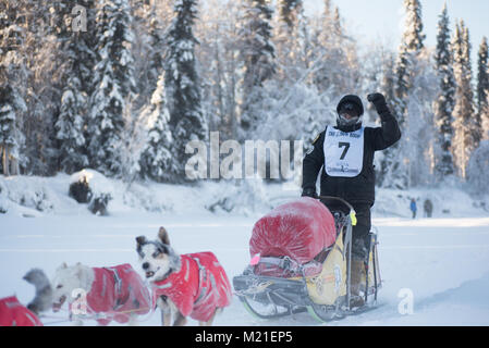 FAIRBANKS, Alaska - Februar 3, 2018: Race veteran Matt Hall aus zwei Flüsse, AK, Wellen zu Fans, als er auf dem Chena River fließt. Credit: Roger Asbury/Alamy leben Nachrichten Stockfoto