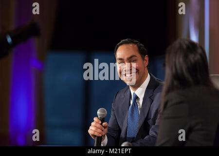 Seattle, Washington: Ein Gespräch mit Julián Castro im Crosscut Festival. Querschnitt des Florangela Davila die Diskussion mit dem ehemaligen Außenminister der Vereinigten Staaten Wohnungsbau und Stadtentwicklung an der Seattle University moderiert. Castro versah die zweitägige Veranstaltung mit Gesprächen mit Gouverneure, Bürgermeister und anderen zivilen, geschäftlichen und kulturellen Führer. Stockfoto