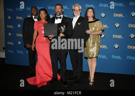 Beverly Hills, Ca. 3 Feb, 2018. Marcus Henderson und Betty Gabriel, Jordan Peele, Bradley Whitford und Catherine Keener in der Presse Zimmer auf der 70. jährlichen DGA-Awards im Beverly Hilton Hotel in Beverly Hills, Kalifornien am 3. Februar 2018. Credit: Faye Sadou/Medien Punch/Alamy leben Nachrichten Stockfoto