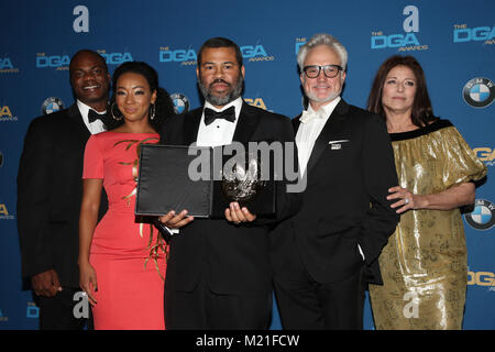 Beverly Hills, Ca. 3 Feb, 2018. Marcus Henderson und Betty Gabriel, Jordan Peele, Bradley Whitford und Catherine Keener in der Presse Zimmer auf der 70. jährlichen DGA-Awards im Beverly Hilton Hotel in Beverly Hills, Kalifornien am 3. Februar 2018. Credit: Faye Sadou/Medien Punch/Alamy leben Nachrichten Stockfoto