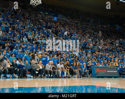 Los Angeles, CA, USA. 03 Feb, 2018. Die UCLA Fans feiern während des Spiels zwischen den USC Trojans vs der UCLA Bruins an Pauley Pavillion in Los Angeles, Kalifornien. UCLA besiegt USC 82-79. (Obligatorisch: Juan Lainez/MarinMedia/Cal Sport Media) Credit: Csm/Alamy leben Nachrichten Stockfoto