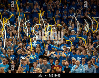 Los Angeles, CA, USA. 03 Feb, 2018. Die UCLA student Abschnitt feiert während des Spiels zwischen den USC Trojans vs der UCLA Bruins an Pauley Pavillion in Los Angeles, Kalifornien. UCLA besiegt USC 82-79. (Obligatorisch: Juan Lainez/MarinMedia/Cal Sport Media) Credit: Csm/Alamy leben Nachrichten Stockfoto