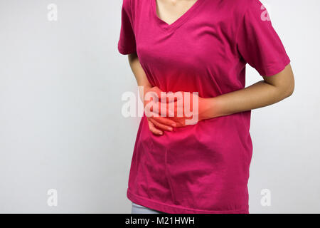 Frauen hat Bauchschmerzen und Schmerz in Rosa t-shirt Stockfoto