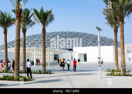 ABU DHABI, VEREINIGTE ARABISCHE EMIRATE - Januar 26, 2018: Louvre Abu Dhabi Gebäude Exterieur und Eingang. Neue Museum in den Vereinigten Arabischen Emiraten eröffnet am Nove Stockfoto