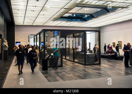 ABU DHABI, VEREINIGTE ARABISCHE EMIRATE - Januar 26, 2018: Louvre Abu Dhabi Ausstellung Raum voll mit Besuchern Stockfoto