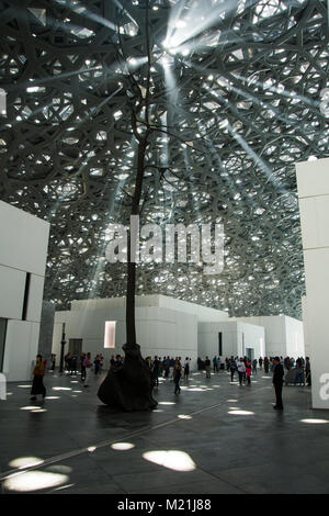 ABU DHABI, VEREINIGTE ARABISCHE EMIRATE - Januar 26, 2018: Lichter durch Dach und Decke von Louvre Abu Dhabi präsentiert Regen Licht Design wurde ebenfalls Stockfoto