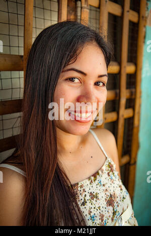 Closeup Portrait von 20 etwas Filipino Frau mit langen, dunklen Haaren. Stockfoto