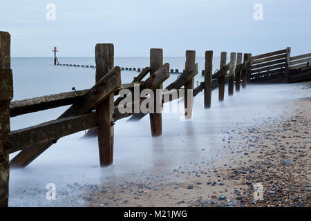 Holz- buhnen entlang der Ostküste von Norfolk Stockfoto