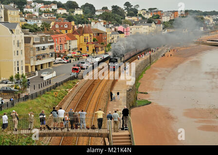 Schlacht der britischen Klasse pacific No 34067 'Tangmere' rast mit dem Torbay Express am 9.. September 2007 an Menschenmassen in Dawlish vorbei. Stockfoto