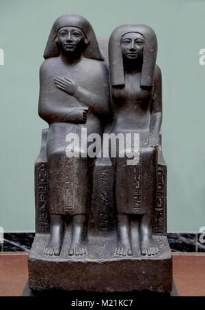 Paar Ägypter. Der Priester Ahmose und seine Mutter, Baket-Re. 18. Dynastie, C. 1490-1400 v. Chr.. Diorit. Neuen Imperiums. Stockfoto