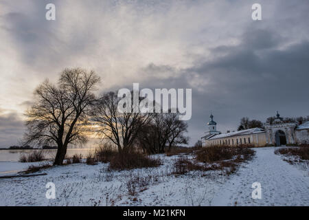 Das architektonische Ensemble des St. George's Yuriev Orthodoxen männlichen Kloster am Ufer des Flusses Wolchow. Weliki Nowgorod. Russland. Stockfoto