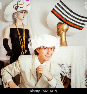 David Schilling Hutmacher, Mode, hat Designer, gleichbedeutend mit dem Entwerfen der extravagante Hüte und Kleidung angezeigt am Ladies' Day im Royal Ascot, fotografiert in London, 1990 Stockfoto