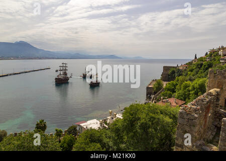 Alte Schiffe im alten Hafen von Antalya. Stockfoto