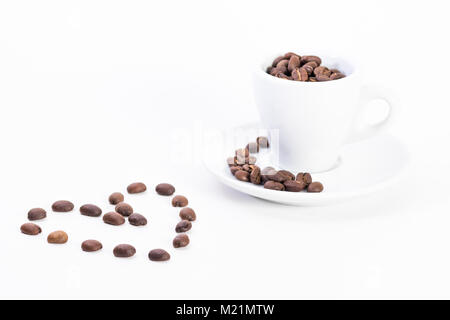 Kaffeebohnen in einem Kaffee oder Espresso Tasse, Valentinstag Stockfoto