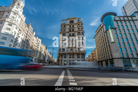 Madrid, Spanien - 23. Januar 2018: Motion verschwommen Menschen und Autos, Morgen starker Verkehr, historische Gebäude in der Gran Via, Calle Princesa und Leganitos Stockfoto