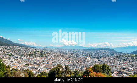 Panorama von Quito - Ecuador als Vom Panecillo, einem 200 Meter hohen Hügel vulkanischen gesehen - Ursprung Stockfoto