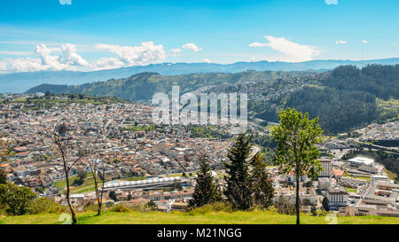 Panorama von Quito - Ecuador als Vom Panecillo, einem 200 Meter hohen Hügel vulkanischen gesehen - Ursprung Stockfoto