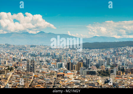 Panorama von Quito - Ecuador als Vom Panecillo, einem 200 Meter hohen Hügel vulkanischen gesehen - Ursprung Stockfoto